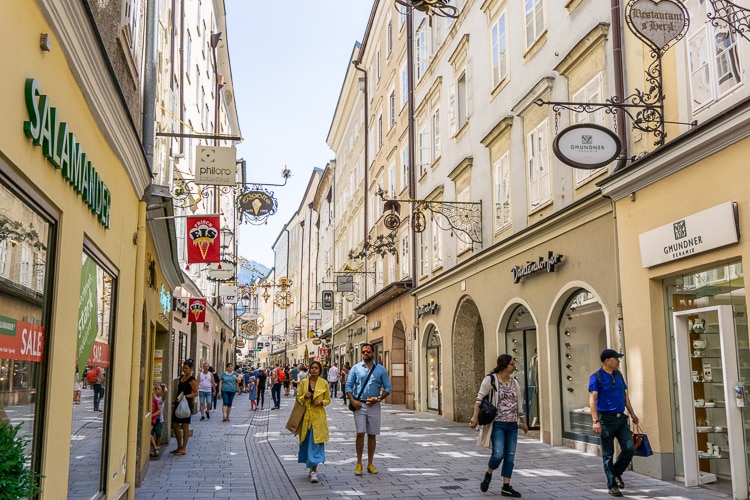 De winkelstraat Getreidegasse in Salzburg
