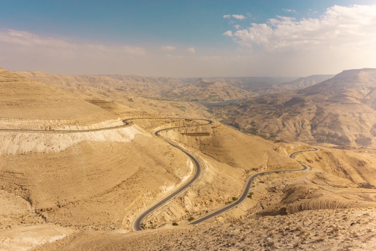 Uitzicht over de Kings Highway tijdens een rondreis door Jordanie