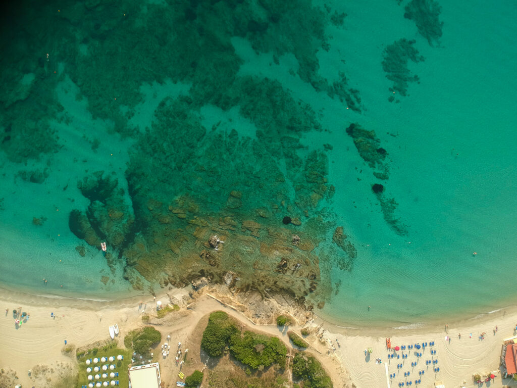 Dronefoto strand op Sardinië