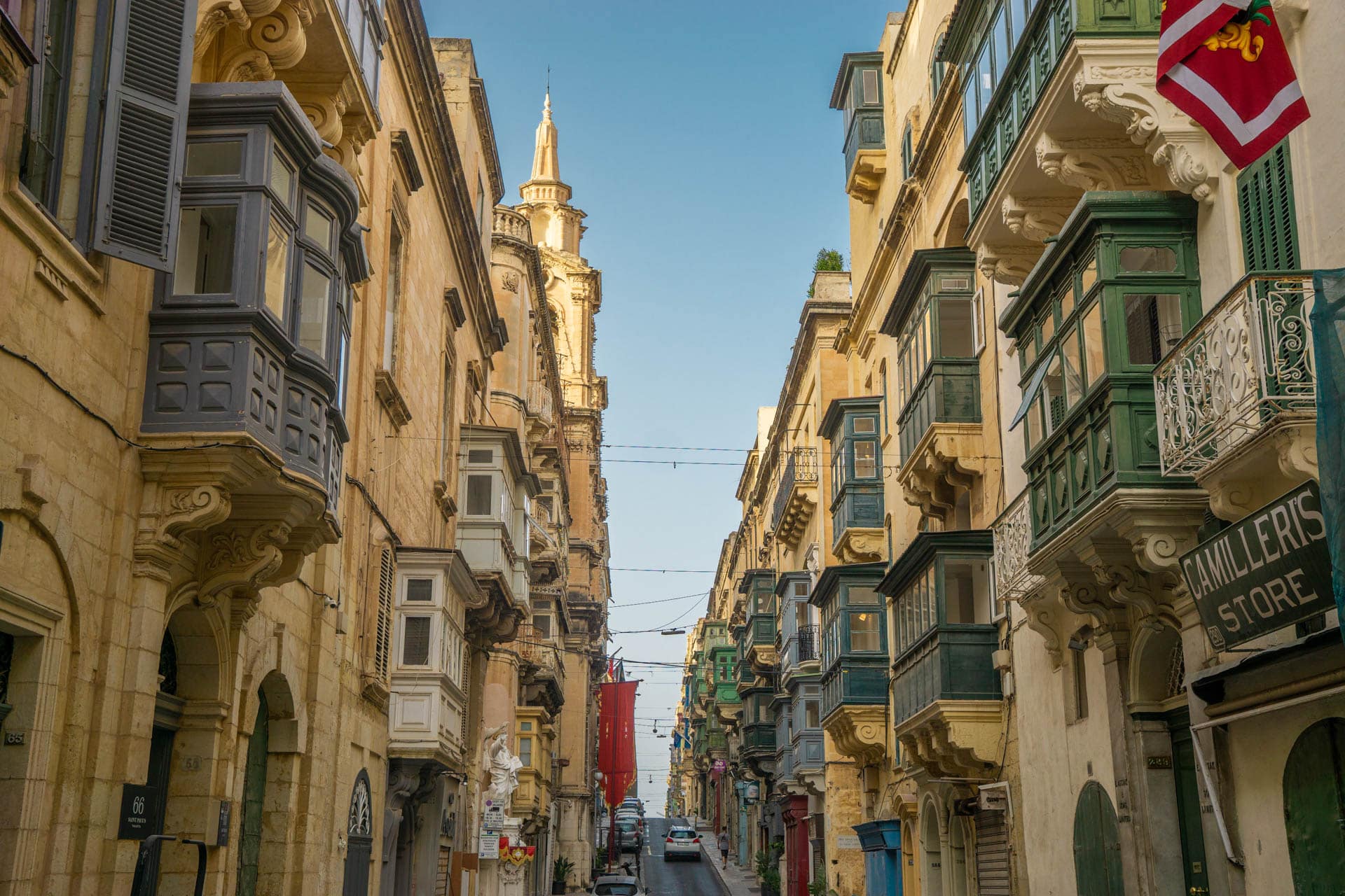 Valletta Malta bezienswaardigheden - straat met balkons