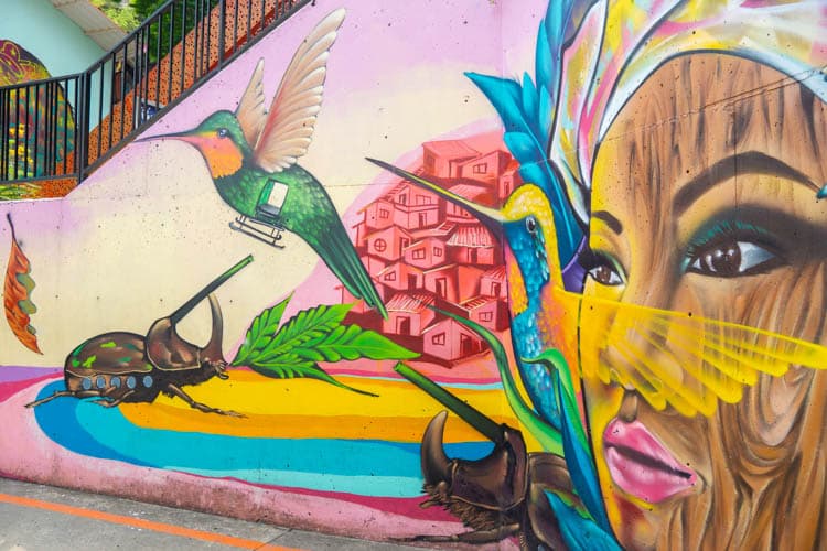 Rondreis Colombia, street art in Medellin, Comuna 13