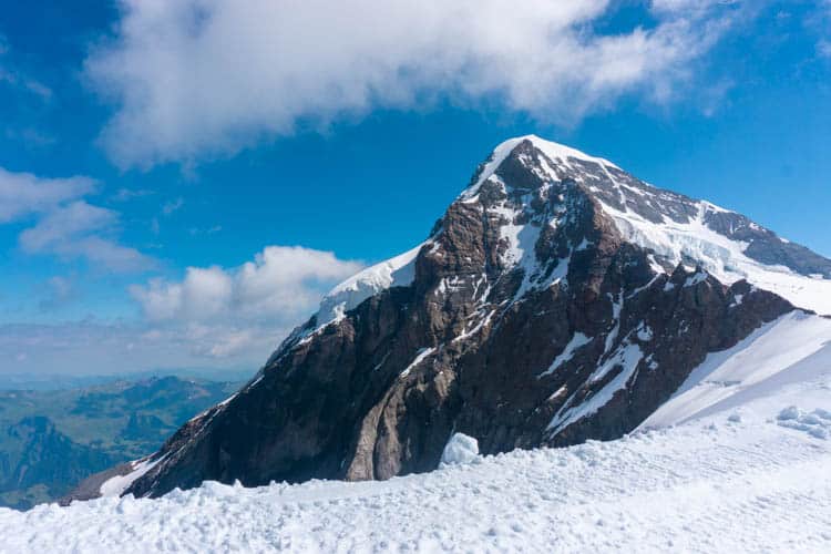 Jungfraujoch met een blauwe lucht