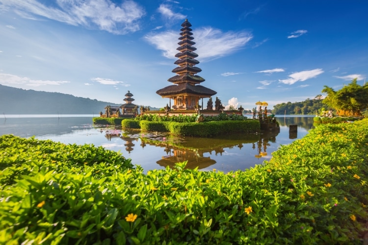 Een tempel aan het water op Bali, Indonesië