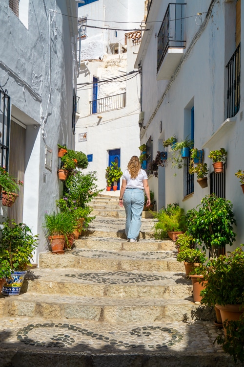 Straat in Frigiliana met veel potten met planten