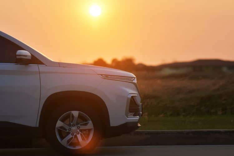 Een witte auto bij zonsondergang