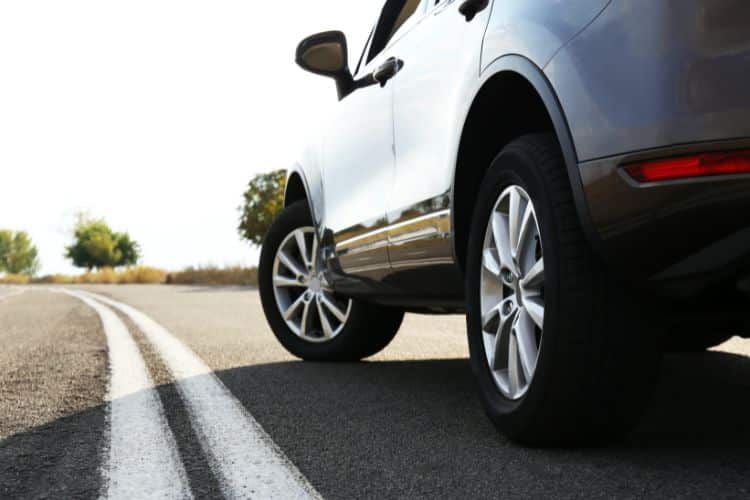 Detailfoto van een auto op de weg