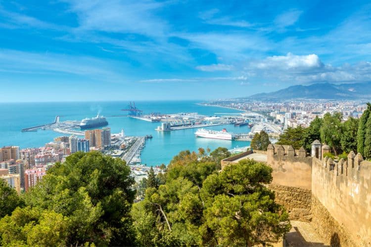 Uitzicht over Malaga, de haven en de zee vanaf Alcazaba gezien