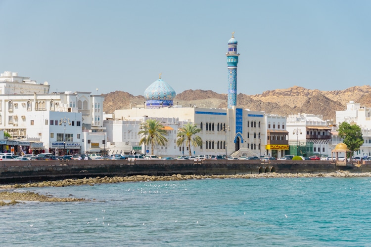 Muscat en omgeving: de corniche van Muscat met op de voorgrond de zee