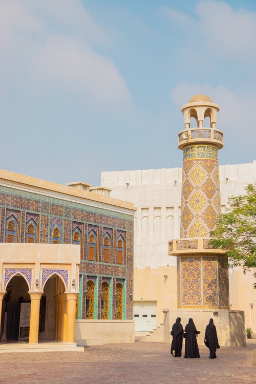 Kleurrijke moskee met mozaïk en een blauwe lucht in Katara Village, Doha, Qatar