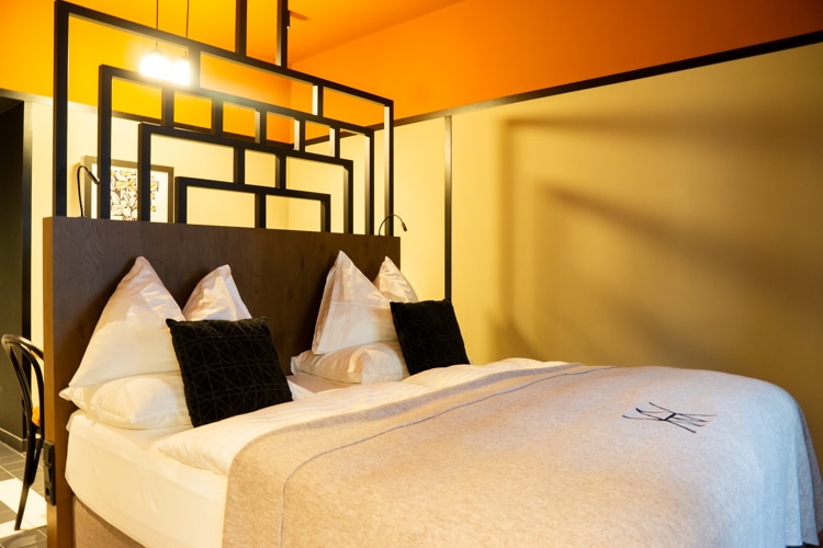 Luxe hotelbed op een sfeervolle kamer