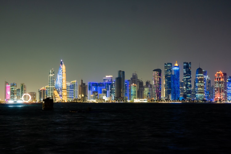 De skyline van Doha in het donker