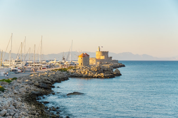De haven van Rhodos-stad bij zonsondergang