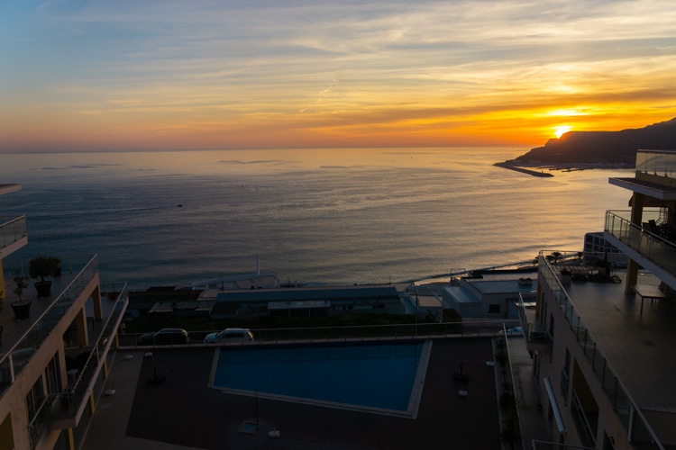 Adembenemend uitzicht op de zonsondergang vanaf Janelas de Zimbra in Sesimbra, Portugal, met de oceaan en de omliggende kustlijn