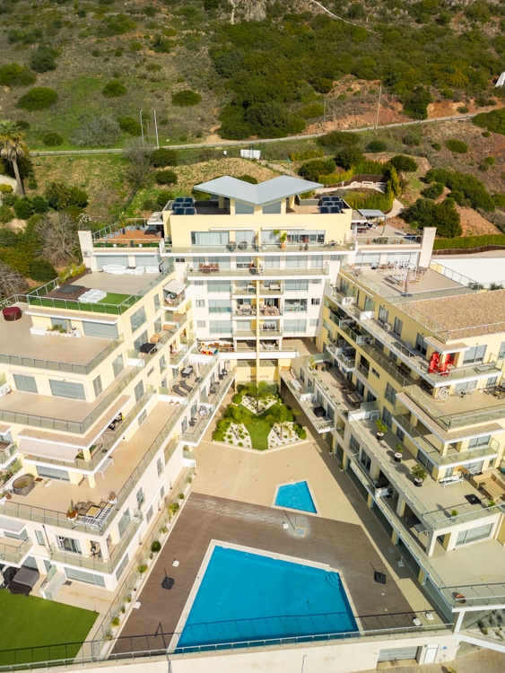 Luchtfoto van Janelas de Zimbra in Sesimbra, Portugal, met een overzicht van het moderne architectonische ontwerp, inclusief zwembaden en omliggende tuinen