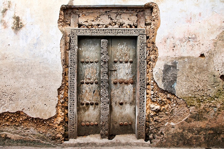 Oude deur in Stone Town, Zanzibar