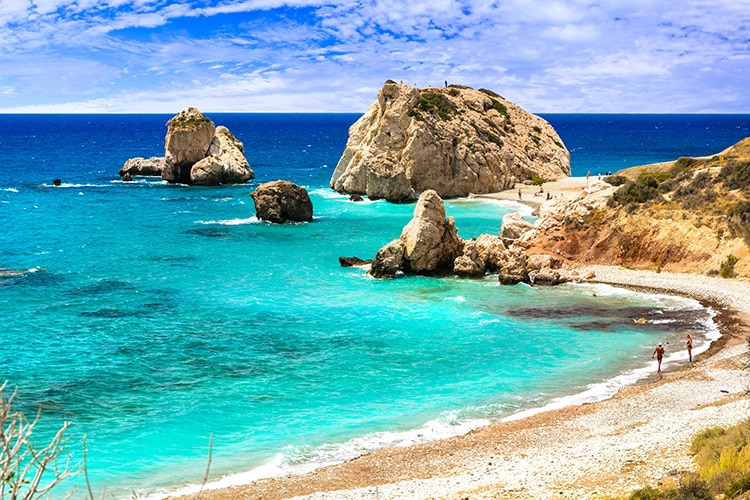 Ruige kustlijn van Cyprus, blauwe zee, perfecte zonbestemming in november