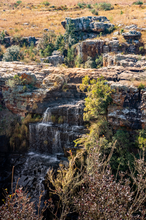 Indrukwekkend uitzicht op de Lisbon Falls, een van de hoogste watervallen en hoogtepunten langs de Panoramaroute in Zuid-Afrika, waar het water vanaf een steile klif naar beneden stort te midden van weelderige vegetatie.