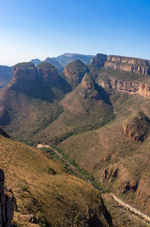 Uitzicht op de Three Rondavels in Zuid-Afrika met hun kenmerkende ronde vormen, een geliefde stop op de Panoramaroute met uitgestrekte vergezichten over het berglandschap.


