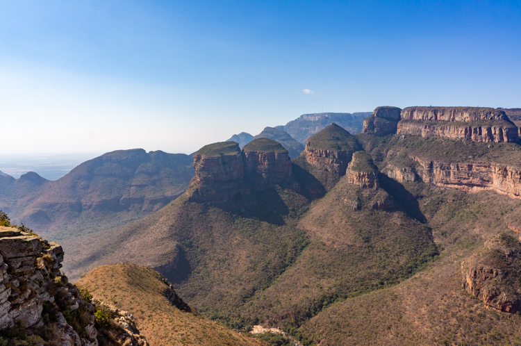 Luchtfoto van de Three Rondavels, drie ronde bergtoppen die lijken op traditionele Afrikaanse hutten, gelegen langs de Panoramaroute en omgeven door ruig, groen landschap.