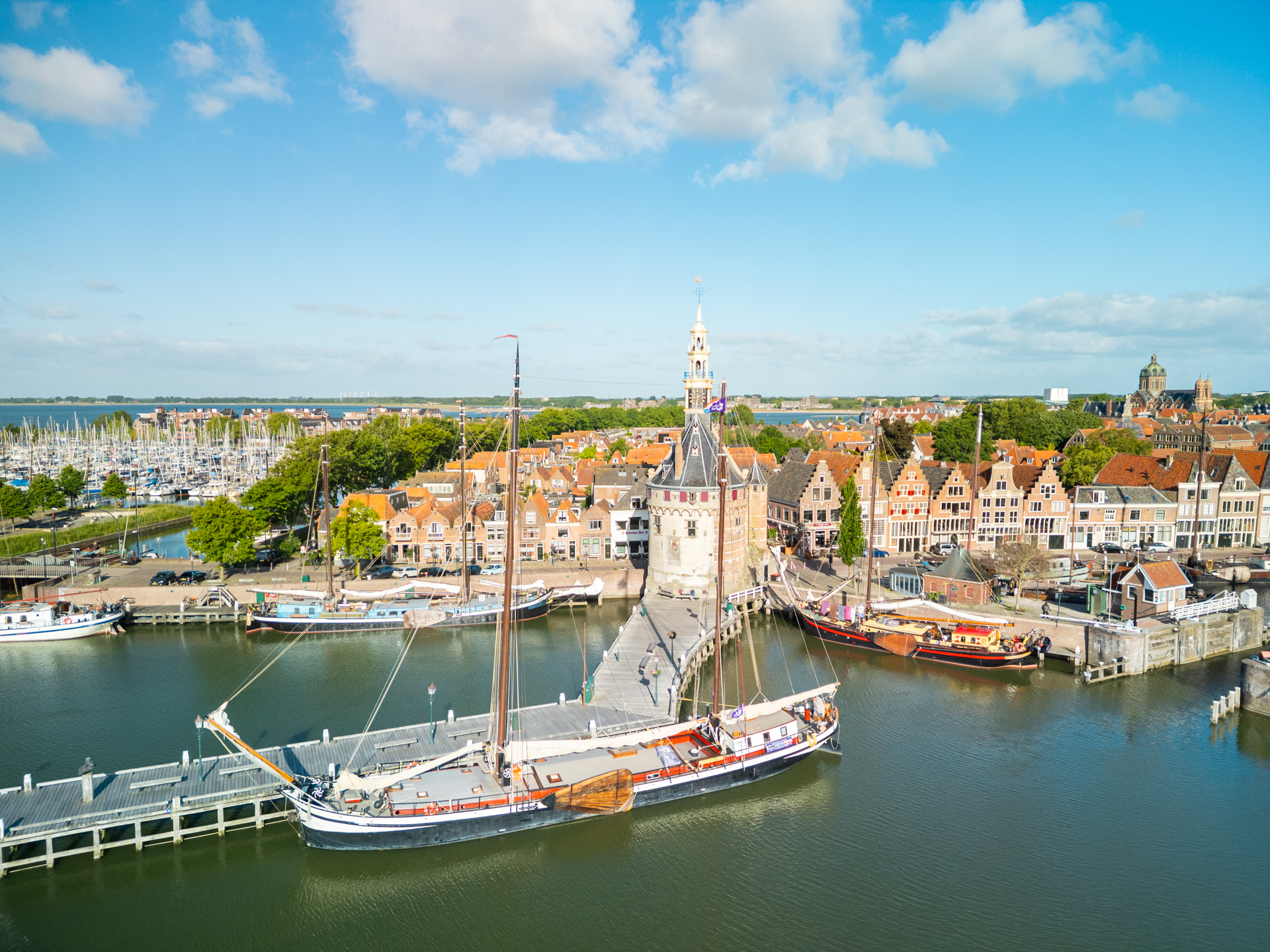 24 uur in Hoorn - droneshot van de haven