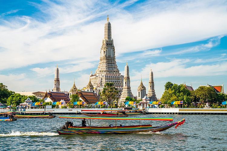 Wat Arun en de rivier in Bangkok, Thailand