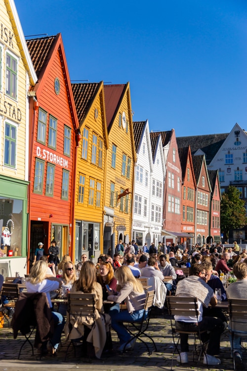 Volle terrassen bij Bryggen, Bergen