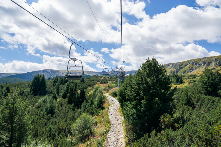 Uitzicht vanaf de kabelbaan over de bossen en bergen bij de Zeven Rila-meren in Bulgarije