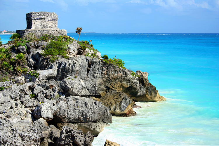 Tempel van Tulum in Mexico met uitzicht op de blauwe zee