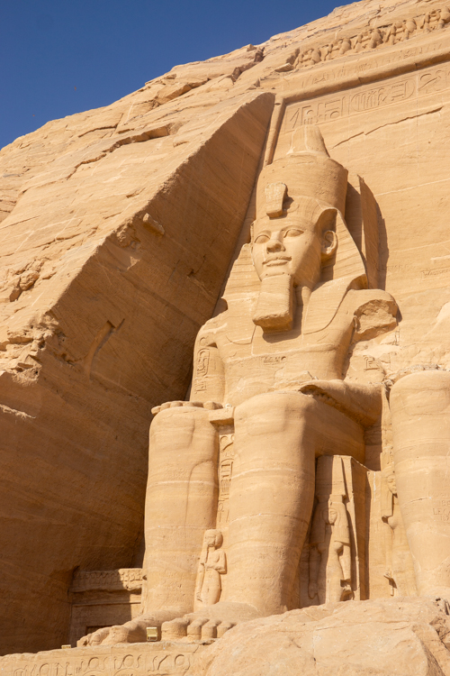 Beeld van Ramses II bij Abu Simbel