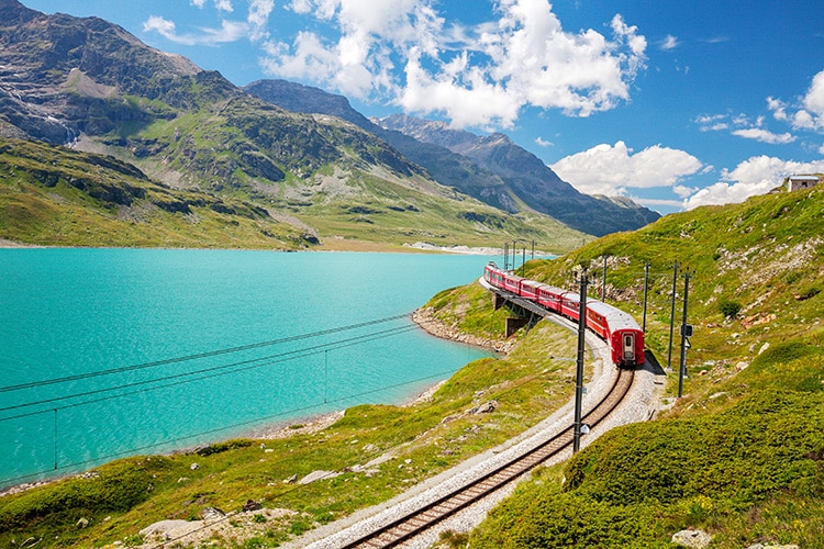 Treinreis Zwitserland Bernina Express naast blauw meer