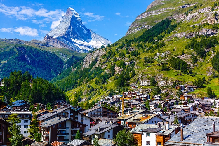 Treinreis Zwitserland beeld van het dorpje Zermatt en de Matterhorn