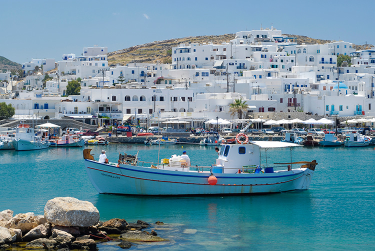 Paros met bootje in de haven