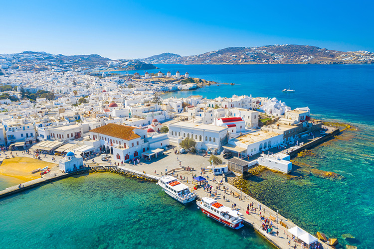 Mykonos stad aan zee met helderblauw water 