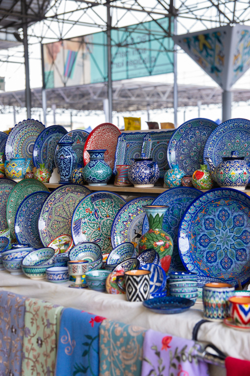 Keramiek op de Siab Bazaar in Samarkand, Oezbekistan