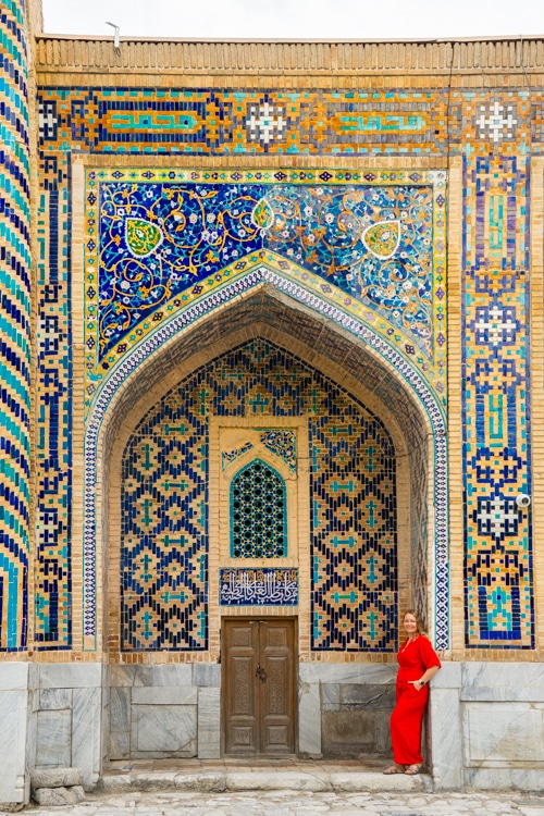 Ikzelf in een rode jumpsuit op het Registan in Samarkand