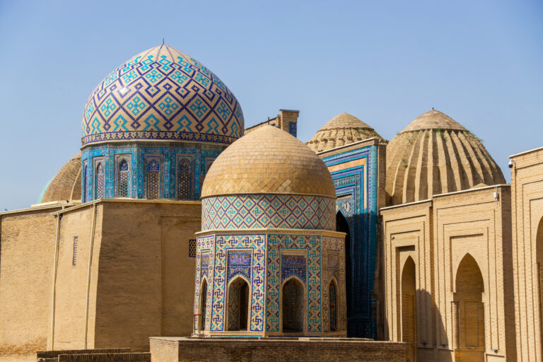 Samarkand bezienswaardigheden - Shah-i-Zinda gebouwen met blauwe lucht op de achtergrond