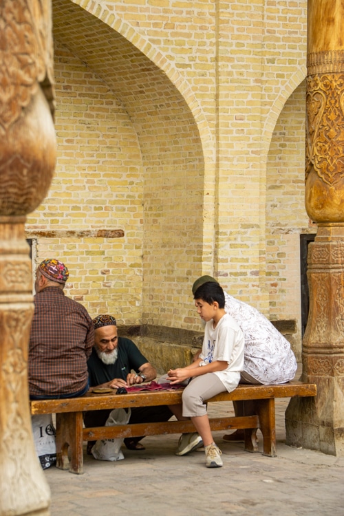 Locals bij de Bolo Hauz Moskee in Bukhara, Oezbekistan
