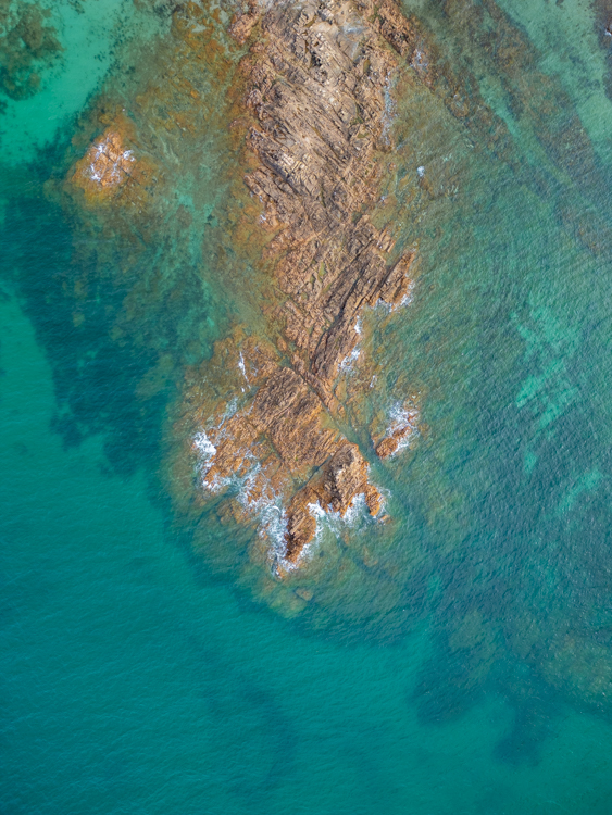 Guernsey strand rotsen